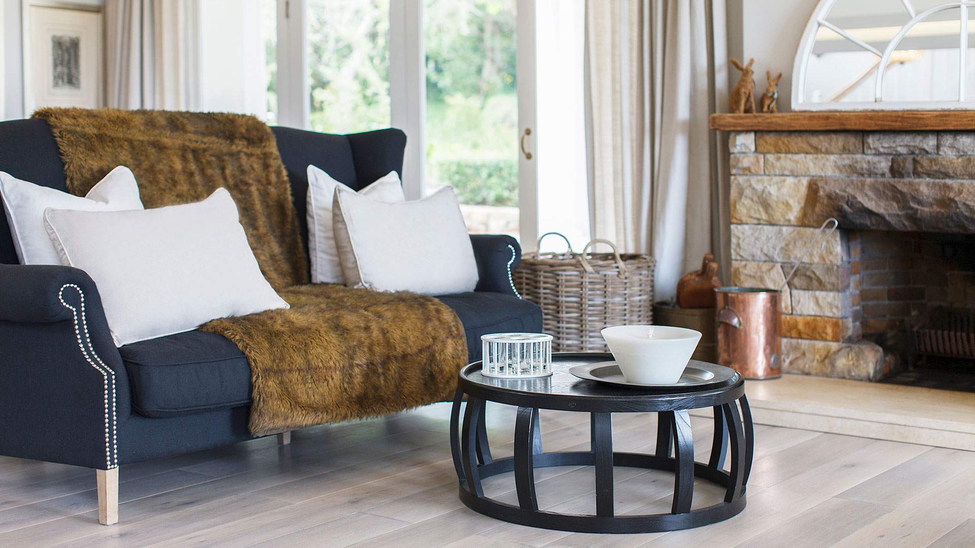 sitting area with fireplace